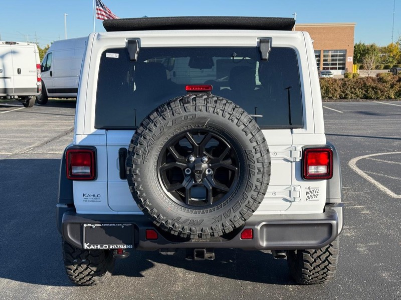 Jeep Wrangler Vehicle Full-screen Gallery Image 4