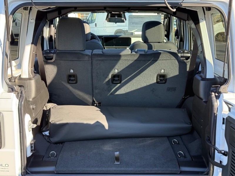 Jeep Wrangler Vehicle Full-screen Gallery Image 7