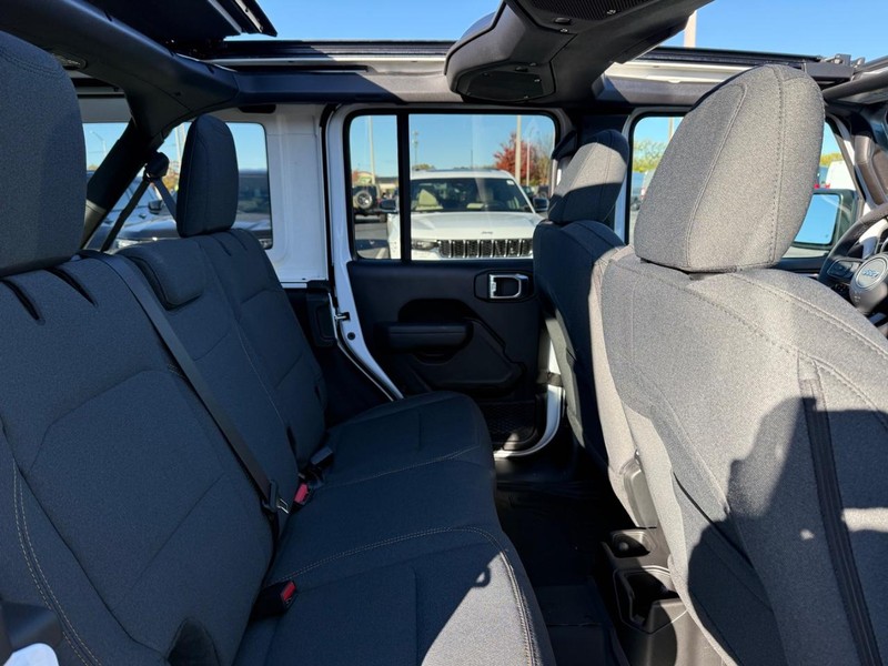 Jeep Wrangler Vehicle Full-screen Gallery Image 10