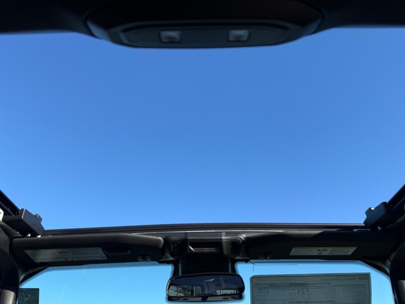 Jeep Wrangler Vehicle Full-screen Gallery Image 12