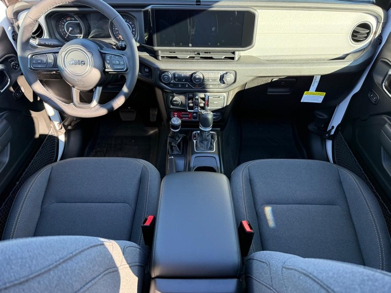 Jeep Wrangler Vehicle Full-screen Gallery Image 13