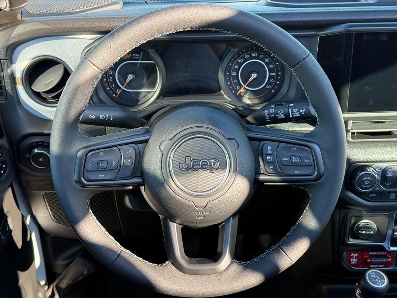 Jeep Wrangler Vehicle Full-screen Gallery Image 14