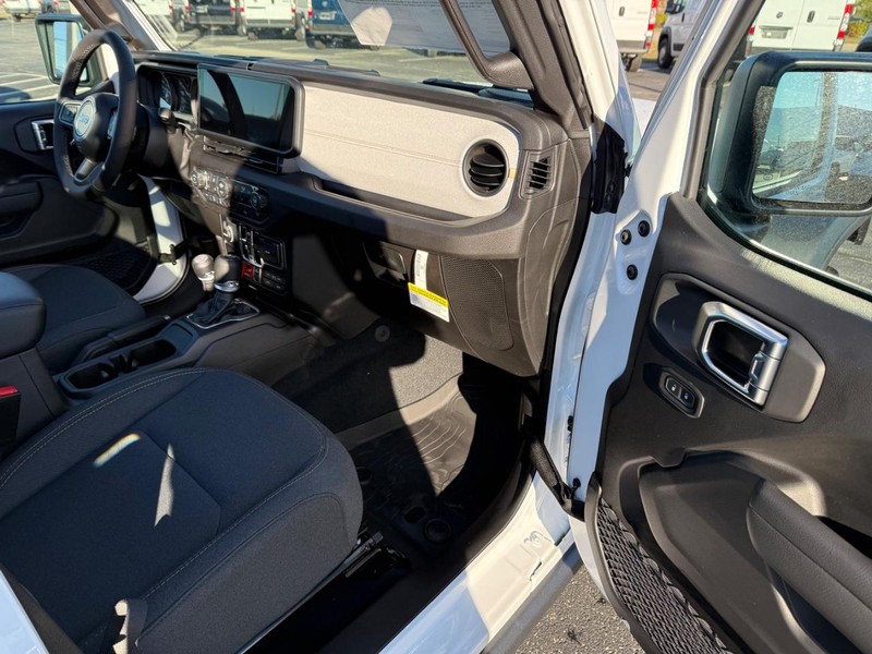 Jeep Wrangler Vehicle Full-screen Gallery Image 15