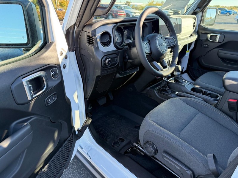 Jeep Wrangler Vehicle Full-screen Gallery Image 17