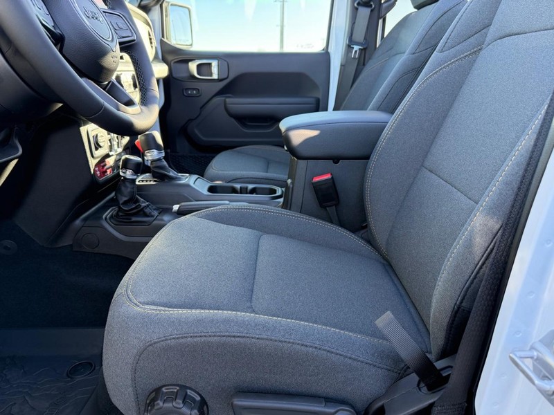 Jeep Wrangler Vehicle Full-screen Gallery Image 18