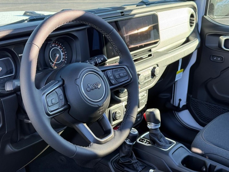 Jeep Wrangler Vehicle Full-screen Gallery Image 19