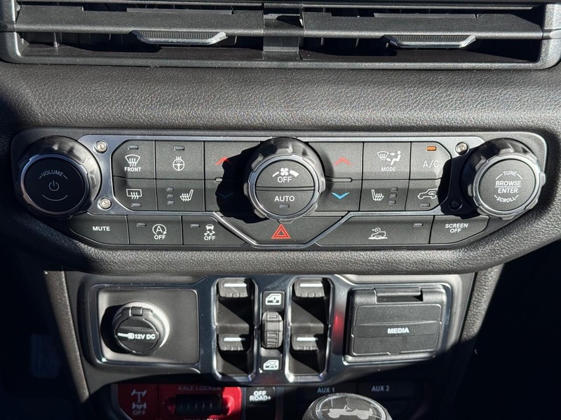 Jeep Wrangler Vehicle Full-screen Gallery Image 26