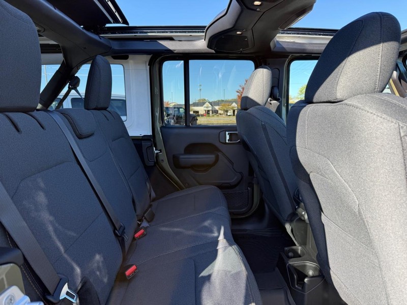 Jeep Wrangler Vehicle Full-screen Gallery Image 10