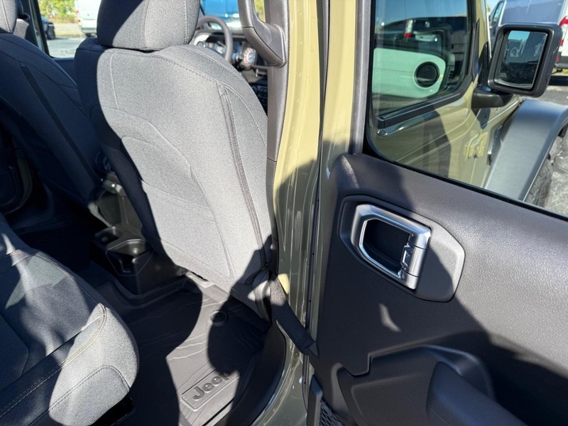 Jeep Wrangler Vehicle Full-screen Gallery Image 11