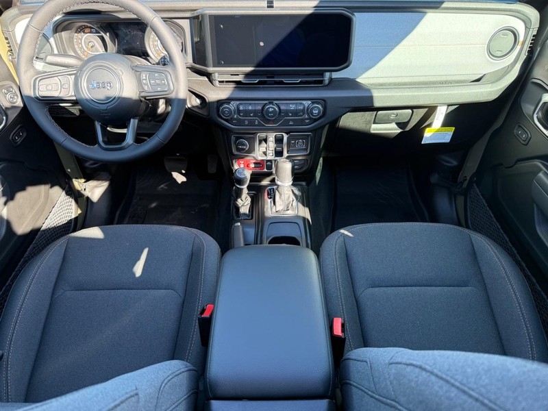 Jeep Wrangler Vehicle Full-screen Gallery Image 13