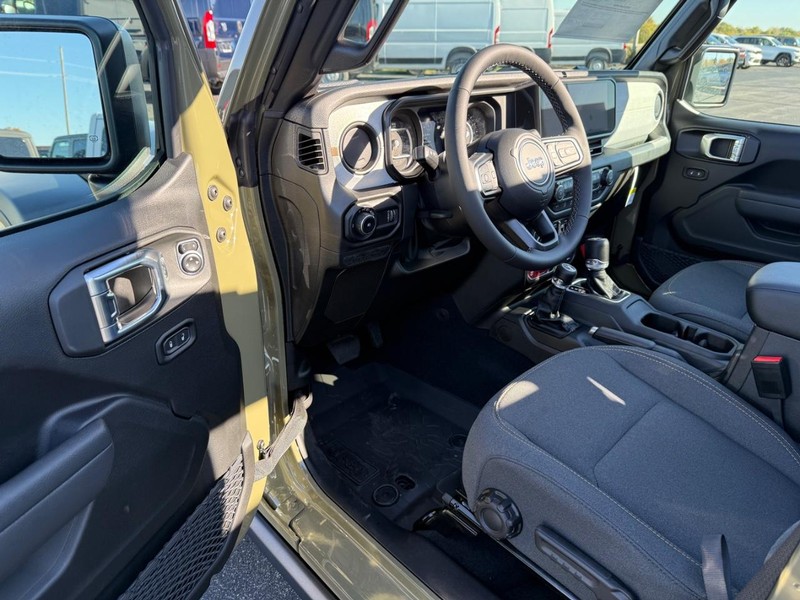 Jeep Wrangler Vehicle Full-screen Gallery Image 17