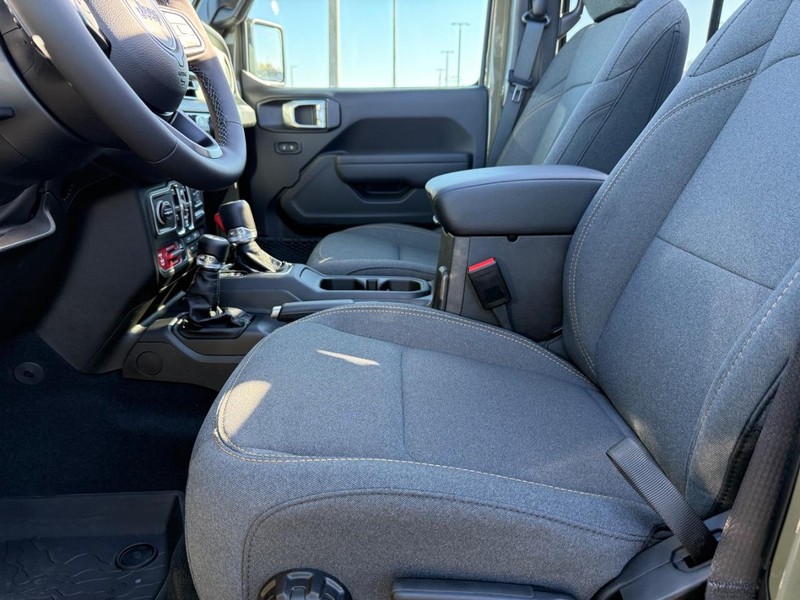 Jeep Wrangler Vehicle Full-screen Gallery Image 18