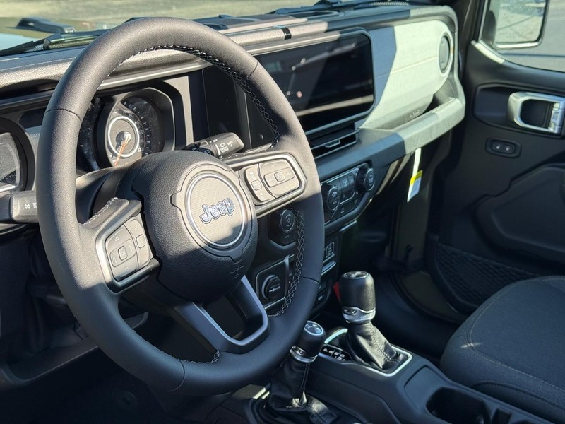 Jeep Wrangler Vehicle Full-screen Gallery Image 19