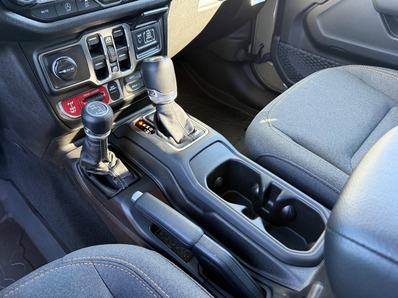 Jeep Wrangler Vehicle Full-screen Gallery Image 27