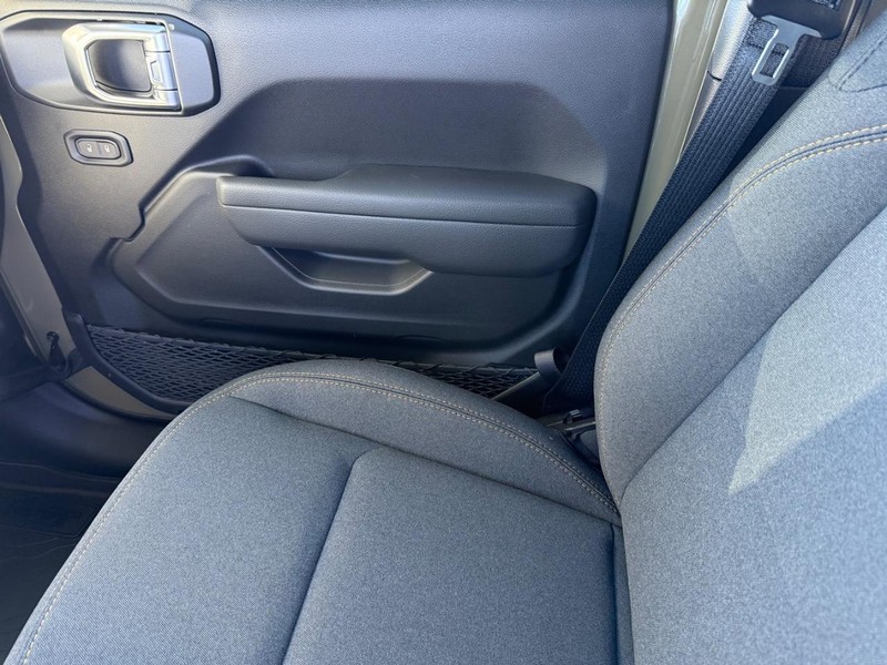 Jeep Wrangler Vehicle Full-screen Gallery Image 28