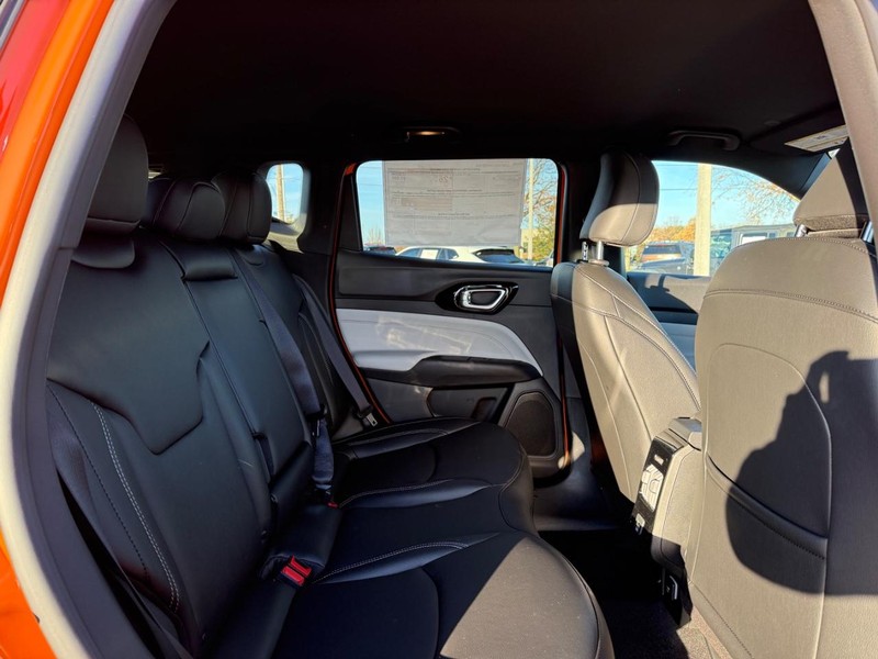 Jeep Compass Vehicle Full-screen Gallery Image 11