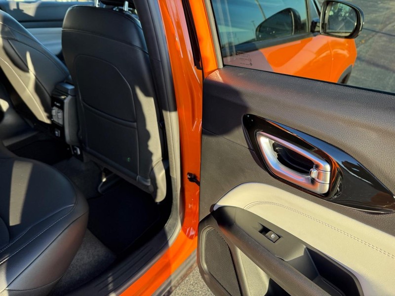 Jeep Compass Vehicle Full-screen Gallery Image 12