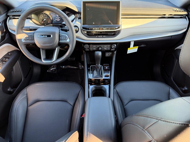 Jeep Compass Vehicle Full-screen Gallery Image 13