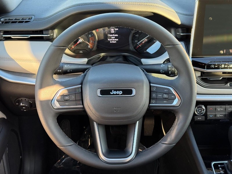 Jeep Compass Vehicle Full-screen Gallery Image 14