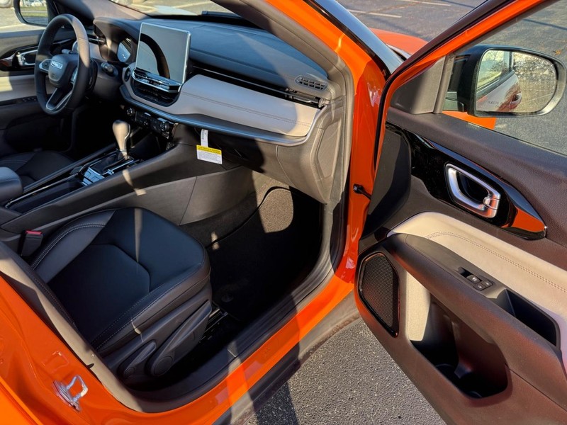 Jeep Compass Vehicle Full-screen Gallery Image 15