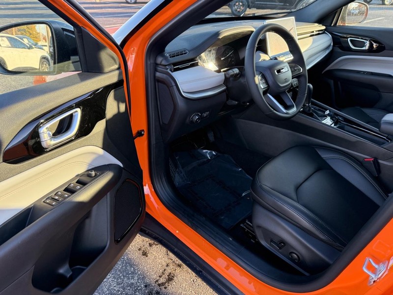 Jeep Compass Vehicle Full-screen Gallery Image 17