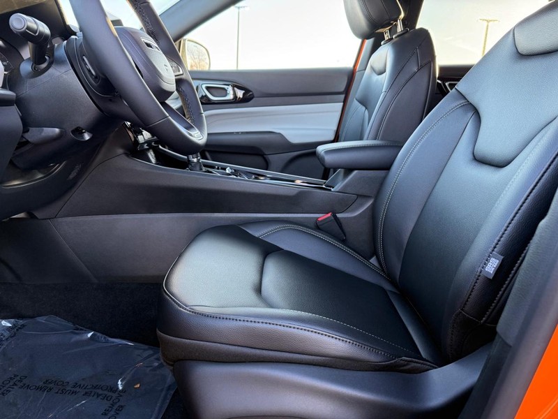 Jeep Compass Vehicle Full-screen Gallery Image 18