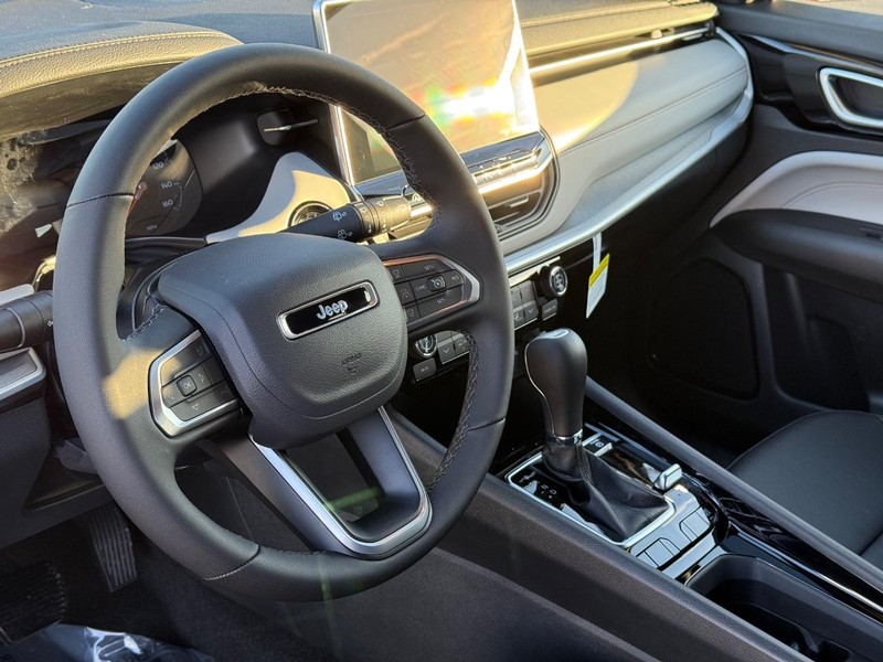 Jeep Compass Vehicle Full-screen Gallery Image 19