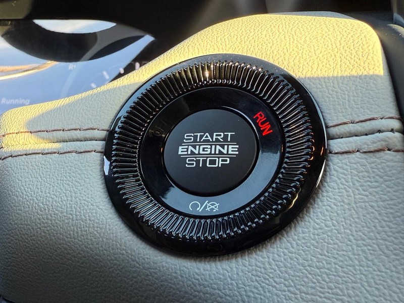 Jeep Compass Vehicle Full-screen Gallery Image 22