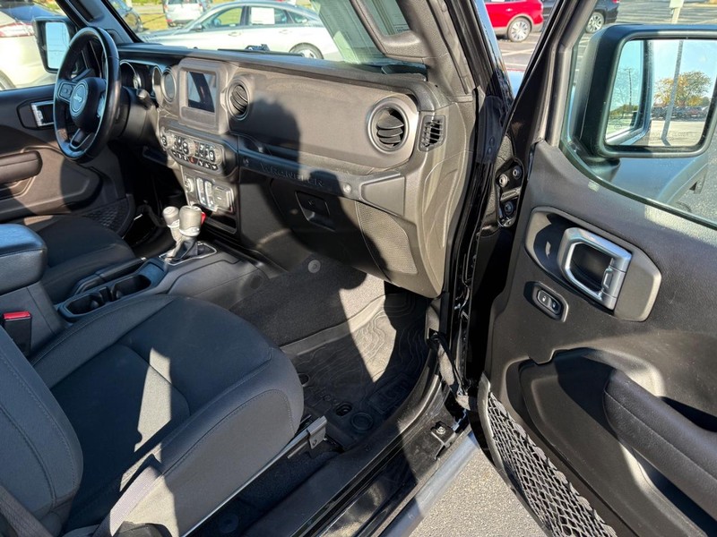 Jeep Wrangler Vehicle Full-screen Gallery Image 11