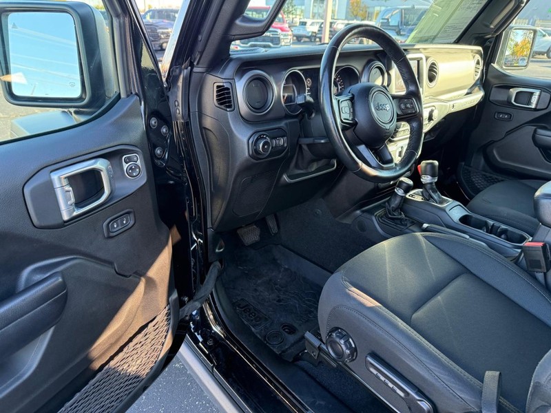 Jeep Wrangler Vehicle Full-screen Gallery Image 14