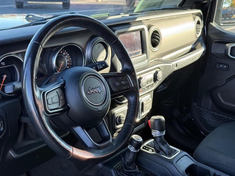 Jeep Wrangler Vehicle Full-screen Gallery Image 16