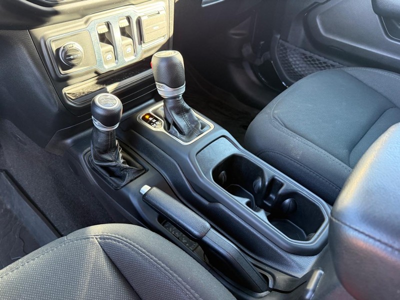 Jeep Wrangler Vehicle Full-screen Gallery Image 24