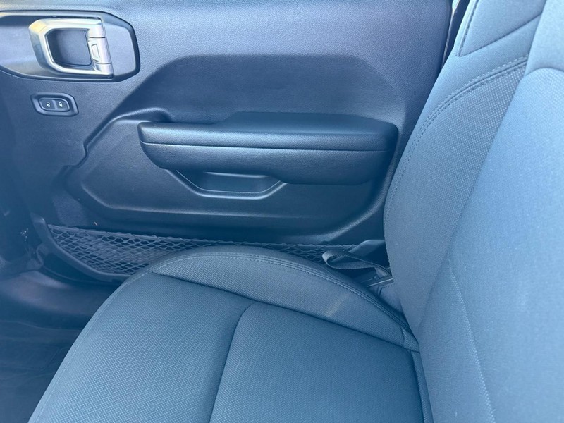 Jeep Wrangler Vehicle Full-screen Gallery Image 25