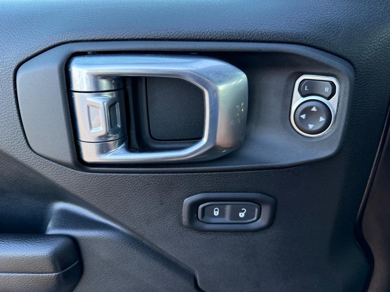 Jeep Wrangler Vehicle Full-screen Gallery Image 29