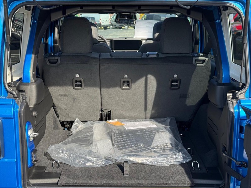 Jeep Wrangler Vehicle Full-screen Gallery Image 7