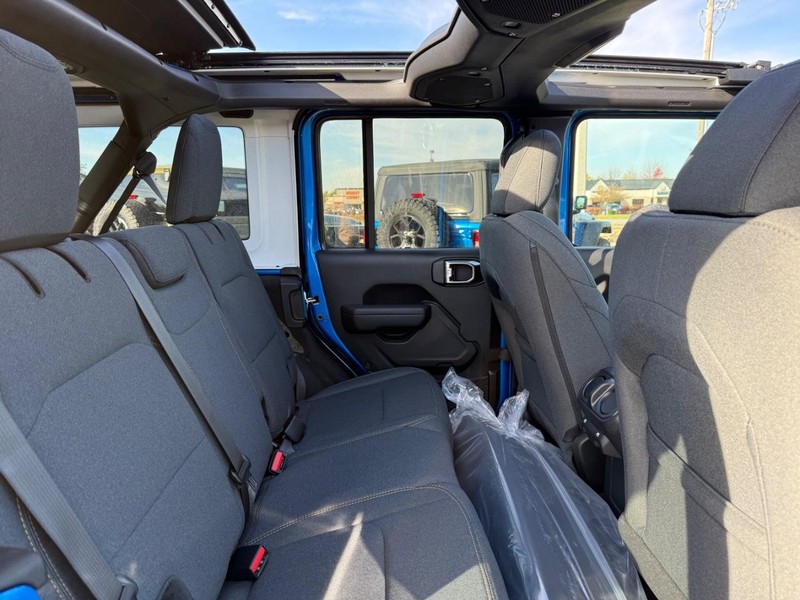 Jeep Wrangler Vehicle Full-screen Gallery Image 10