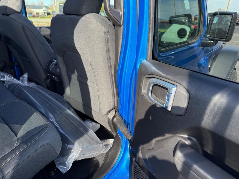 Jeep Wrangler Vehicle Full-screen Gallery Image 11