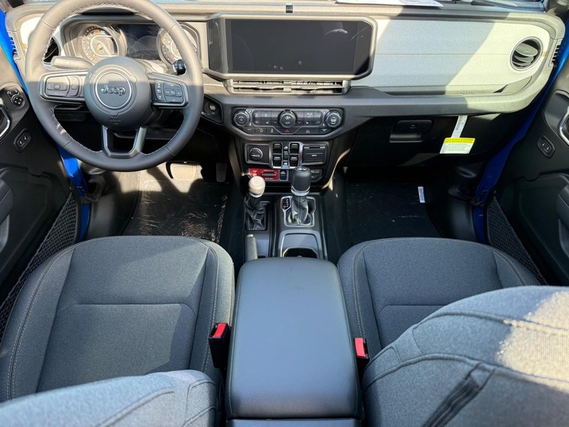 Jeep Wrangler Vehicle Full-screen Gallery Image 13