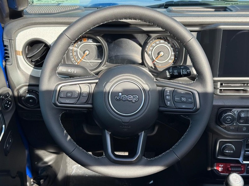 Jeep Wrangler Vehicle Full-screen Gallery Image 14