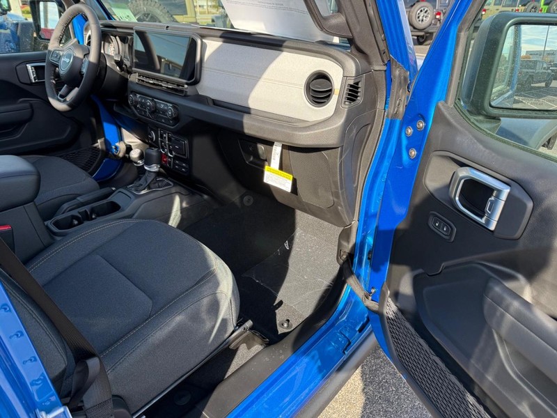 Jeep Wrangler Vehicle Full-screen Gallery Image 15