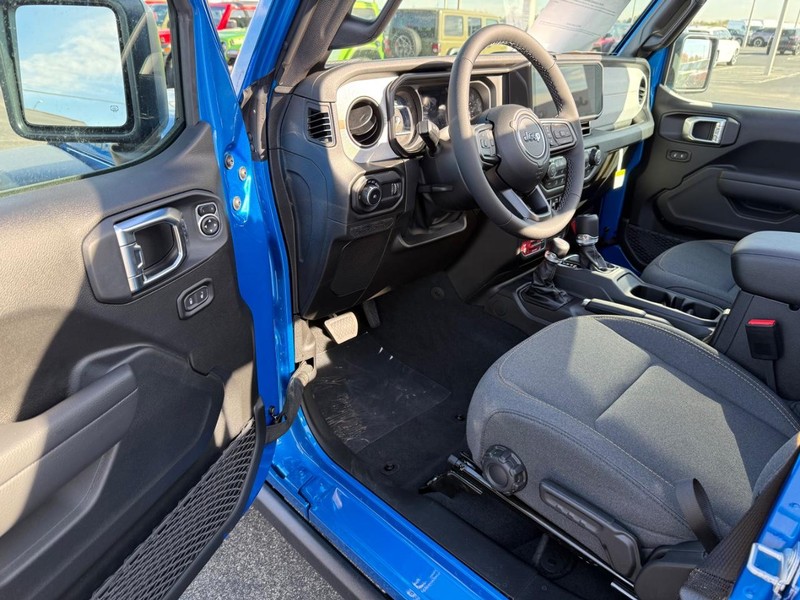 Jeep Wrangler Vehicle Full-screen Gallery Image 17