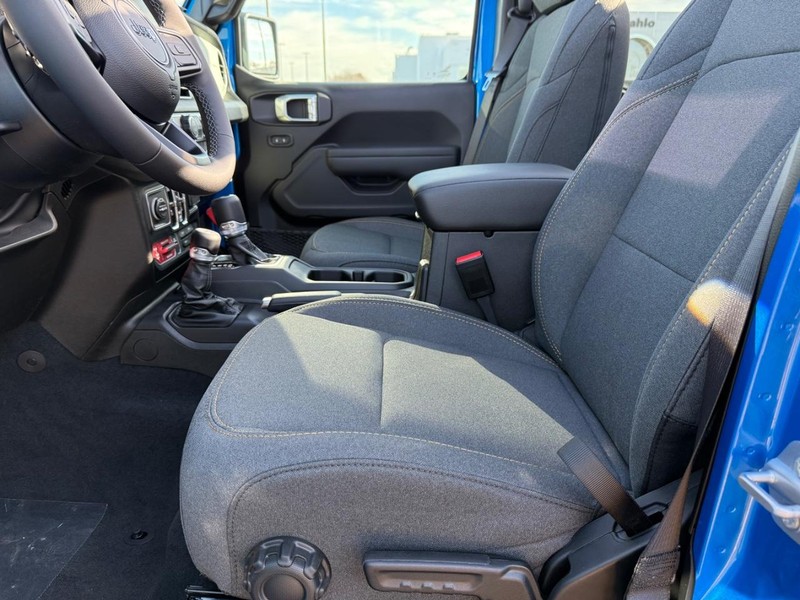 Jeep Wrangler Vehicle Full-screen Gallery Image 18