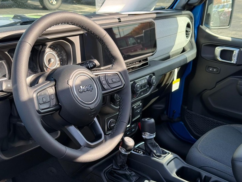 Jeep Wrangler Vehicle Full-screen Gallery Image 19