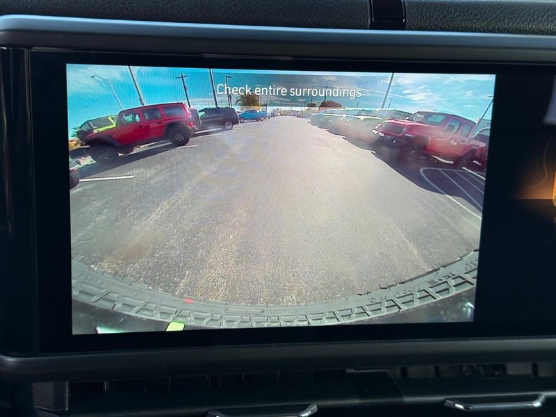 Jeep Wrangler Vehicle Full-screen Gallery Image 25