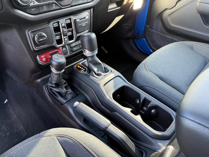 Jeep Wrangler Vehicle Full-screen Gallery Image 27