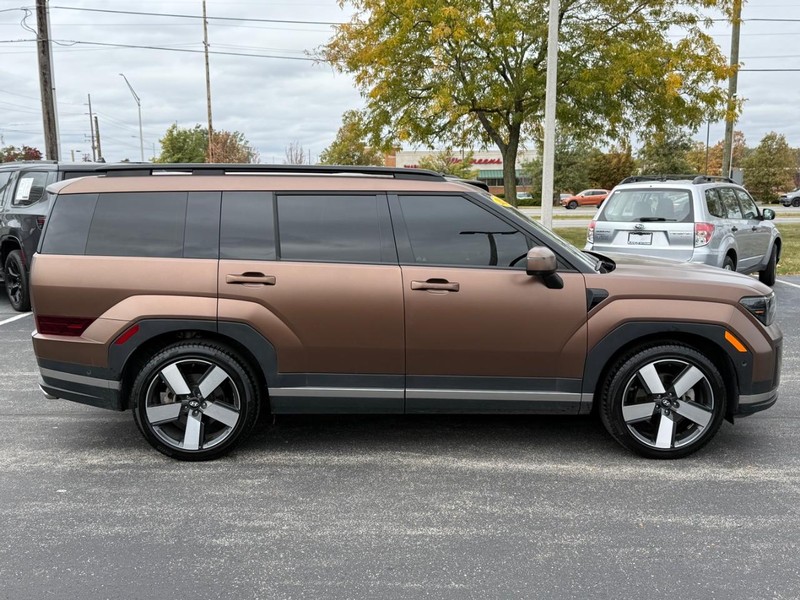 Hyundai Santa Fe Vehicle Full-screen Gallery Image 02