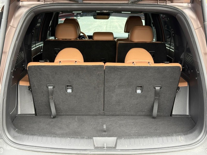 Hyundai Santa Fe Vehicle Full-screen Gallery Image 07