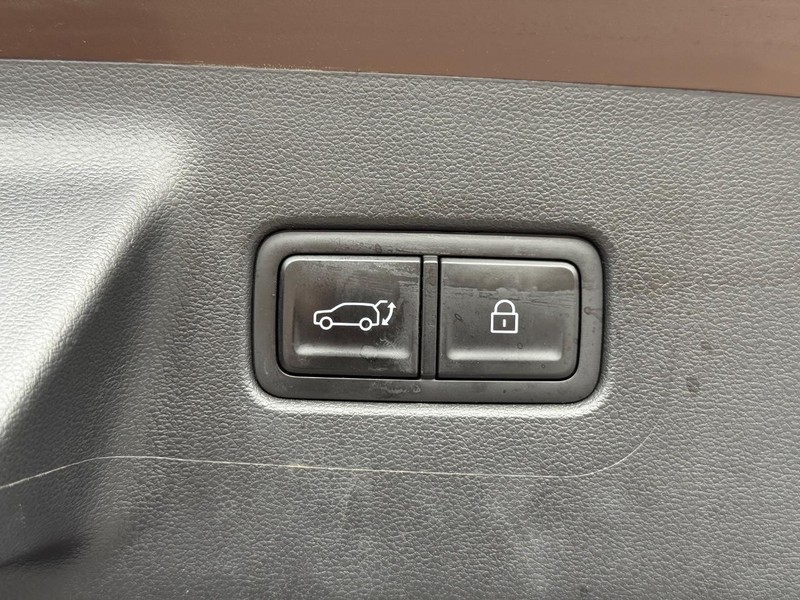 Hyundai Santa Fe Vehicle Full-screen Gallery Image 08