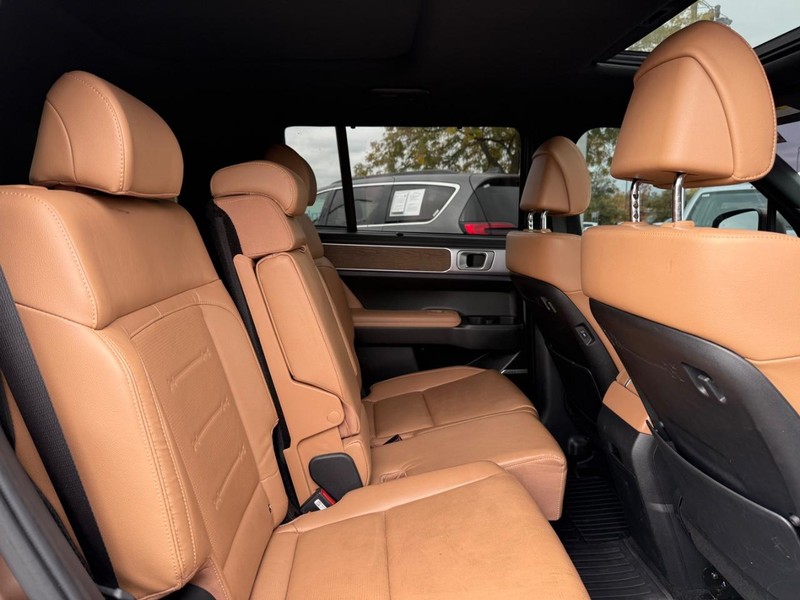 Hyundai Santa Fe Vehicle Full-screen Gallery Image 11