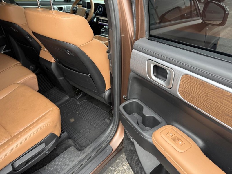 Hyundai Santa Fe Vehicle Full-screen Gallery Image 12